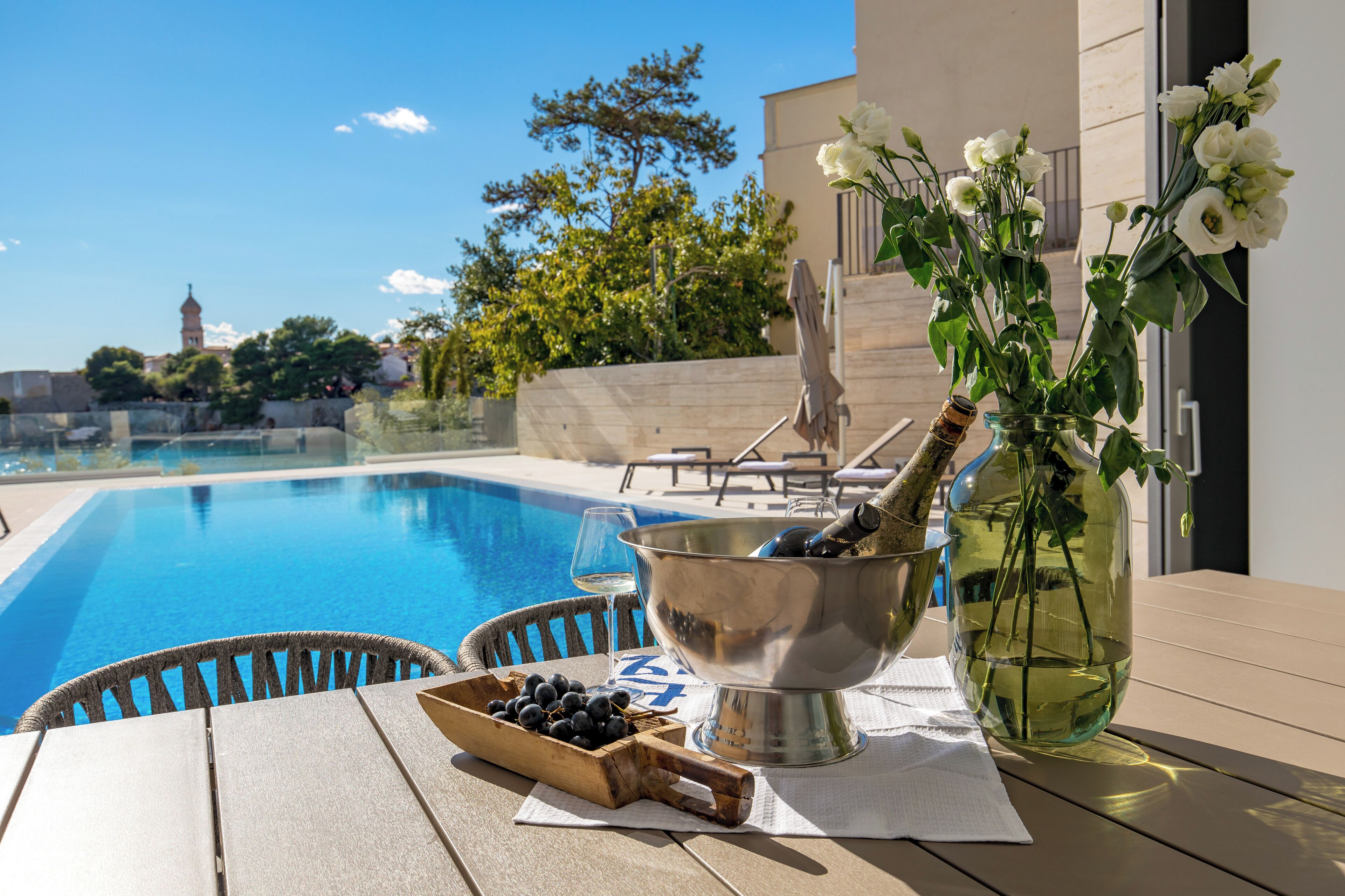 Piscine extérieure (ouverte en saison), parasols de plage