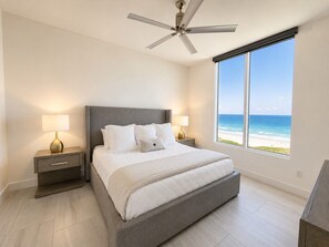 3 habitaciones, escritorio y tabla de planchar con plancha 