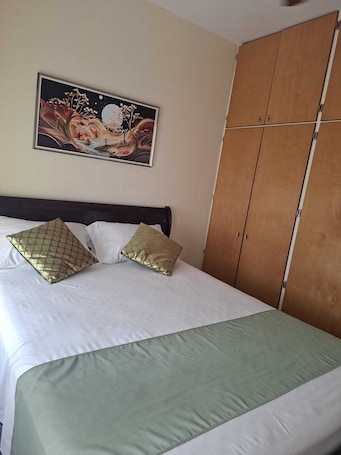 1 bedroom, iron/ironing board, WiFi, bed sheets. Blue Topaz