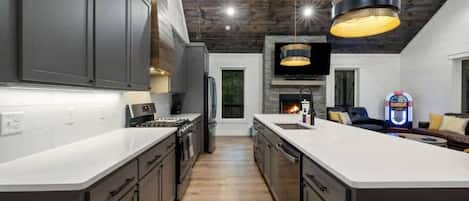 Køleskab, mikrobølgeovn, ovn, kogeplade