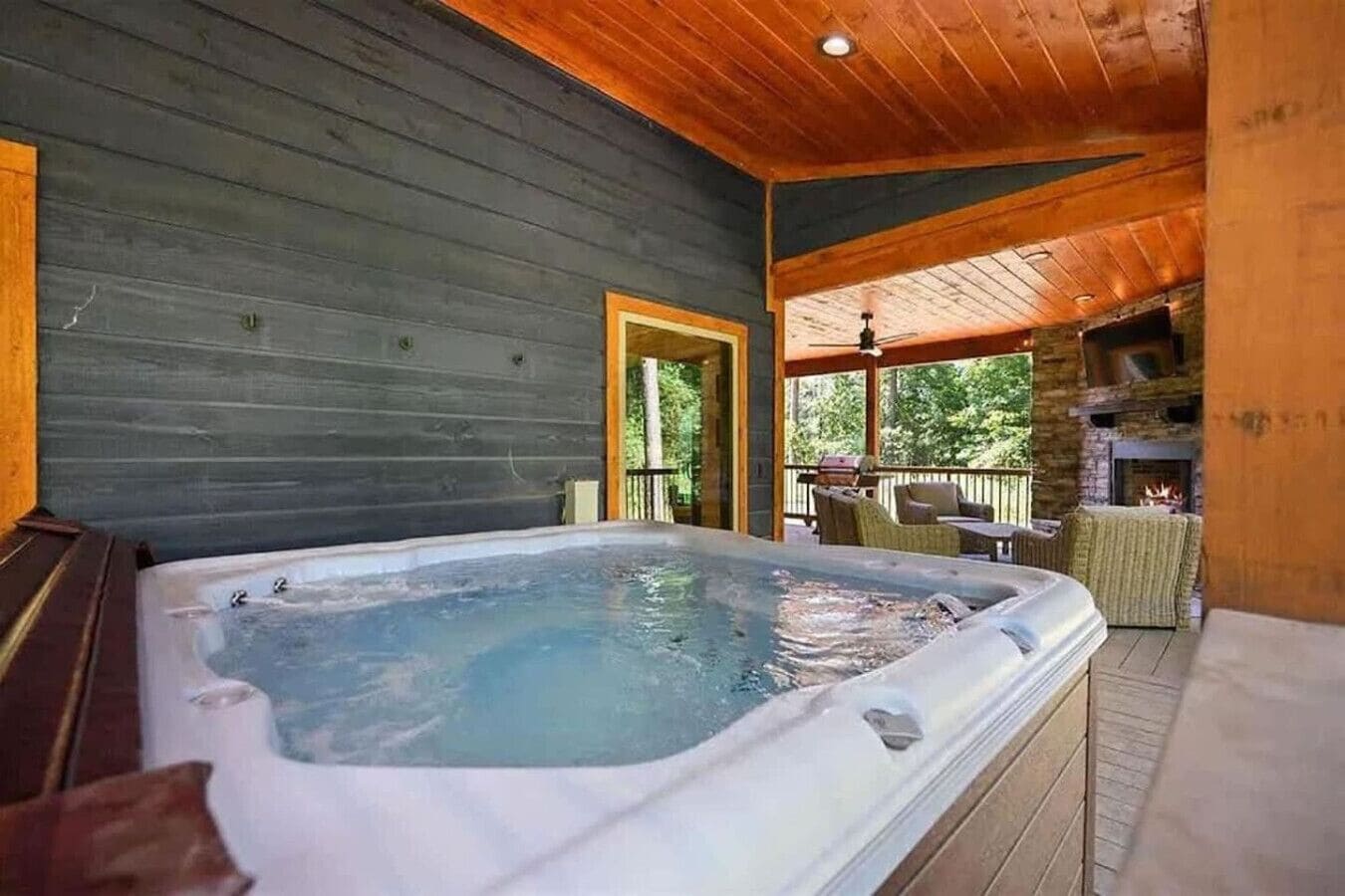 Indoor spa tub