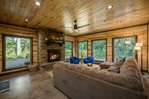 Smart TV, fireplace - Broken Bow Luxury Cabin | Hot Tub | Game Room (Broken Bow)