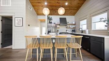 Kylskåp, mikrovågsugn, ugn och spishäll