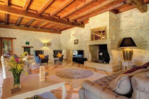 Télévision, lecteur de DVD, table de tennis de table