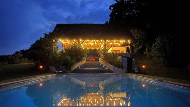 A swimming pool with a view of a building at night, featuring outdoor seating and a staircase leading to the entrance. - Roc de Lapalue - Three Bedroom Villa, Sleeps 6 (Montcuq)