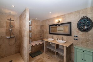 Hair dryer, towels - La Maison d'Odelou - Three Bedroom Villa, Sleeps 6 (Montcuq)