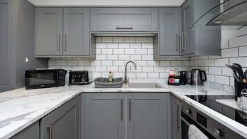 Kühlschrank, Mikrowelle, Ofen, Toaster