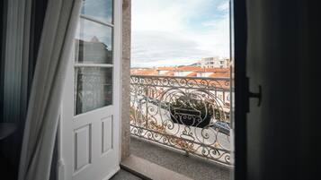 Deluxe Studio Suite, Balcony, City View | Bathroom | Shower, hair dryer, towels, soap