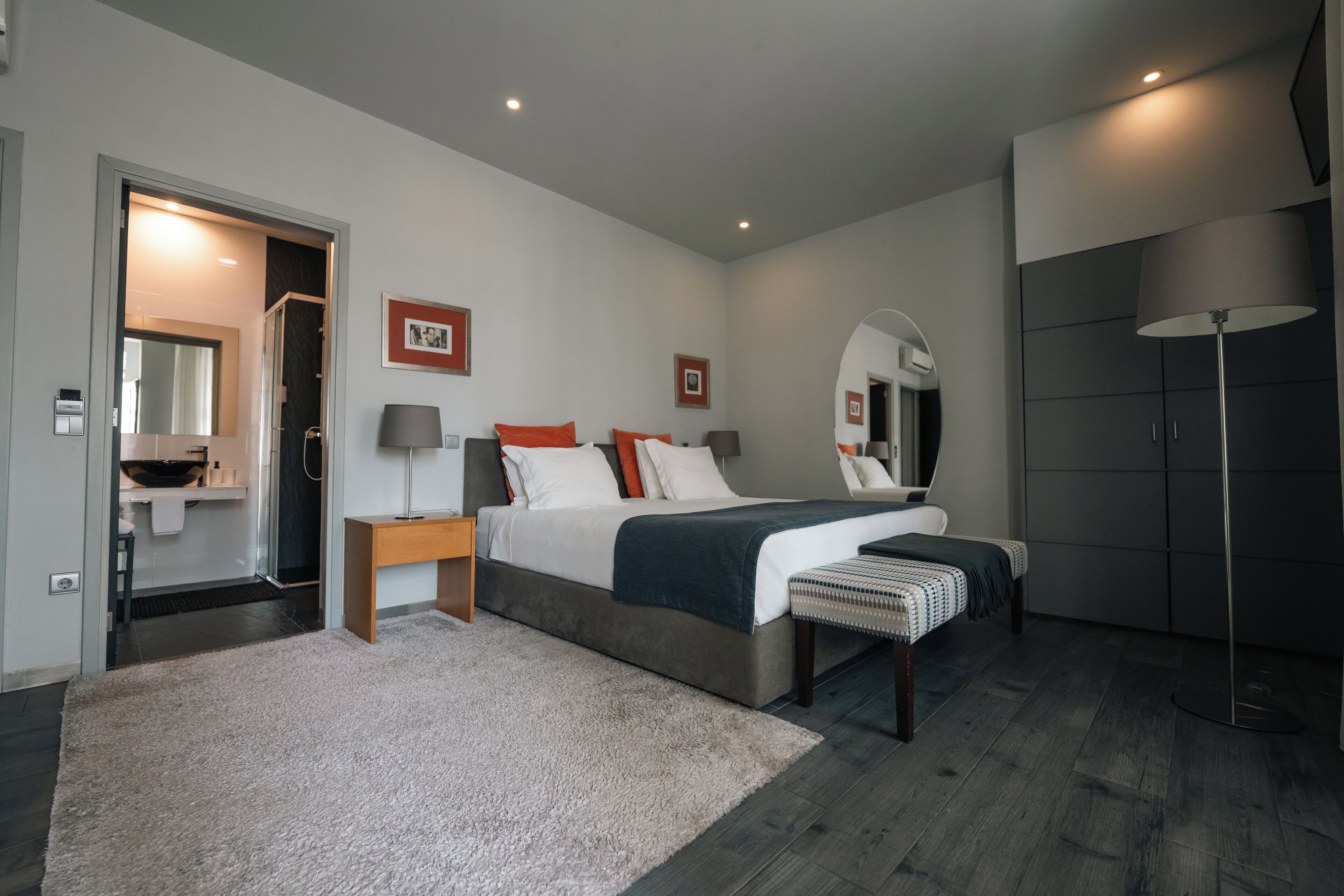 Quarto casal ou duplo conforto, sacada, vista para o pátio | Frigobar, Wi-Fi de cortesia, roupa de cama