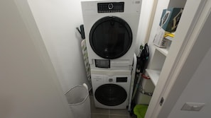 Interior - B Room with shared bathroom; Sweet Home Fleming (Roma)