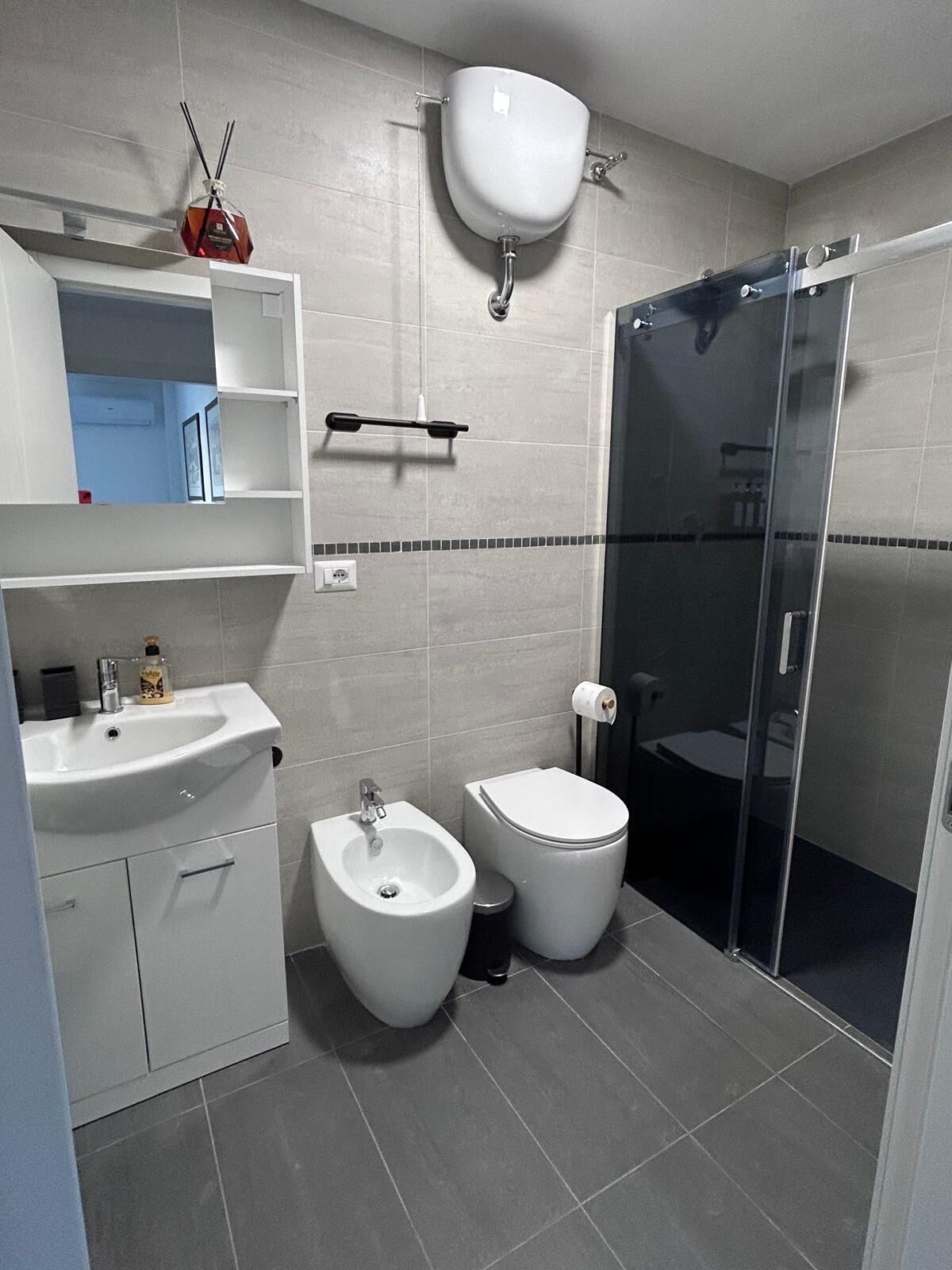 Bruser, hårtørrer, bidet, håndklæder