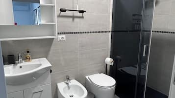 Bruser, hårtørrer, bidet, håndklæder