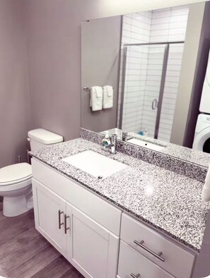 Hiustenkuivaaja, pyyhkeet, saippua, vessapaperi