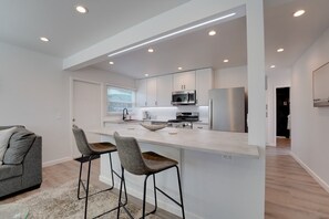Fridge, microwave, oven, stovetop - Renovated 1BR in Point Loma Near Harbor & Airport (San Diego)