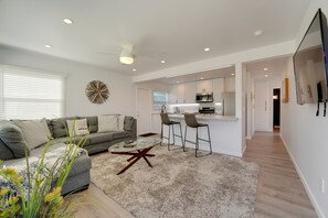 TV - Renovated 1BR in Point Loma Near Harbor & Airport (San Diego)