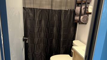 Ducha, secador de pelo, toallas, jabón