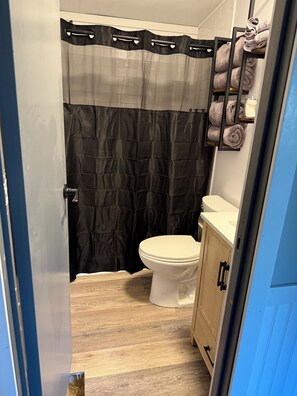 Ducha, secador de pelo, toallas, jabón