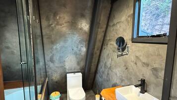 Comfort chalet, uitzicht op bergen | Badkamer | Een bad/douchecombinatie, een haardroger, handdoeken, zeep