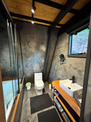 Comfort chalet, uitzicht op bergen | Badkamer | Een bad/douchecombinatie, een haardroger, handdoeken, zeep