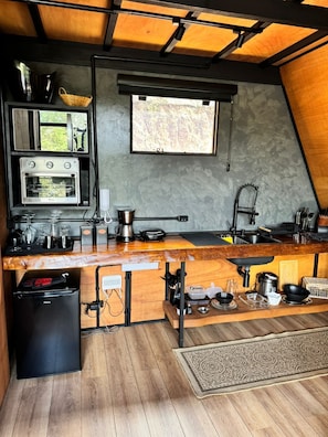 Comfort chalet, 1 queensize bed, privébadkamer, uitzicht op bergen | Privékeuken | Een mini-koelkast, een magnetron, een oven, kookgerei, borden en bestek