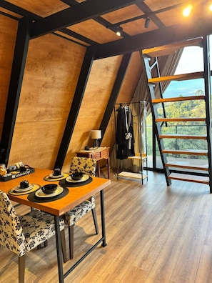 Comfort chalet, uitzicht op bergen | Dineerruimte