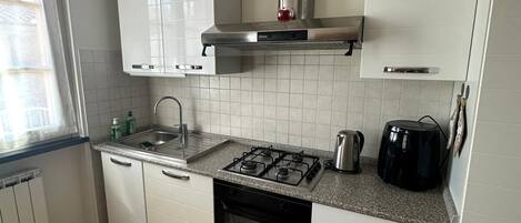 Fridge, oven, stovetop, dishwasher