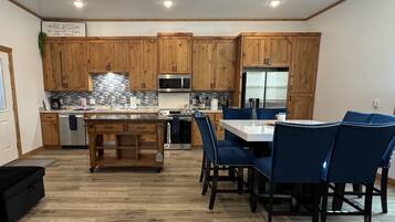 Four à micro-ondes, un four, surface de cuisson, lave-vaisselle