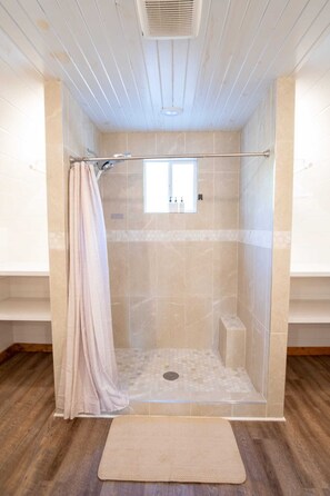 Haartrockner, Handtücher, Seife, Toilettenpapier