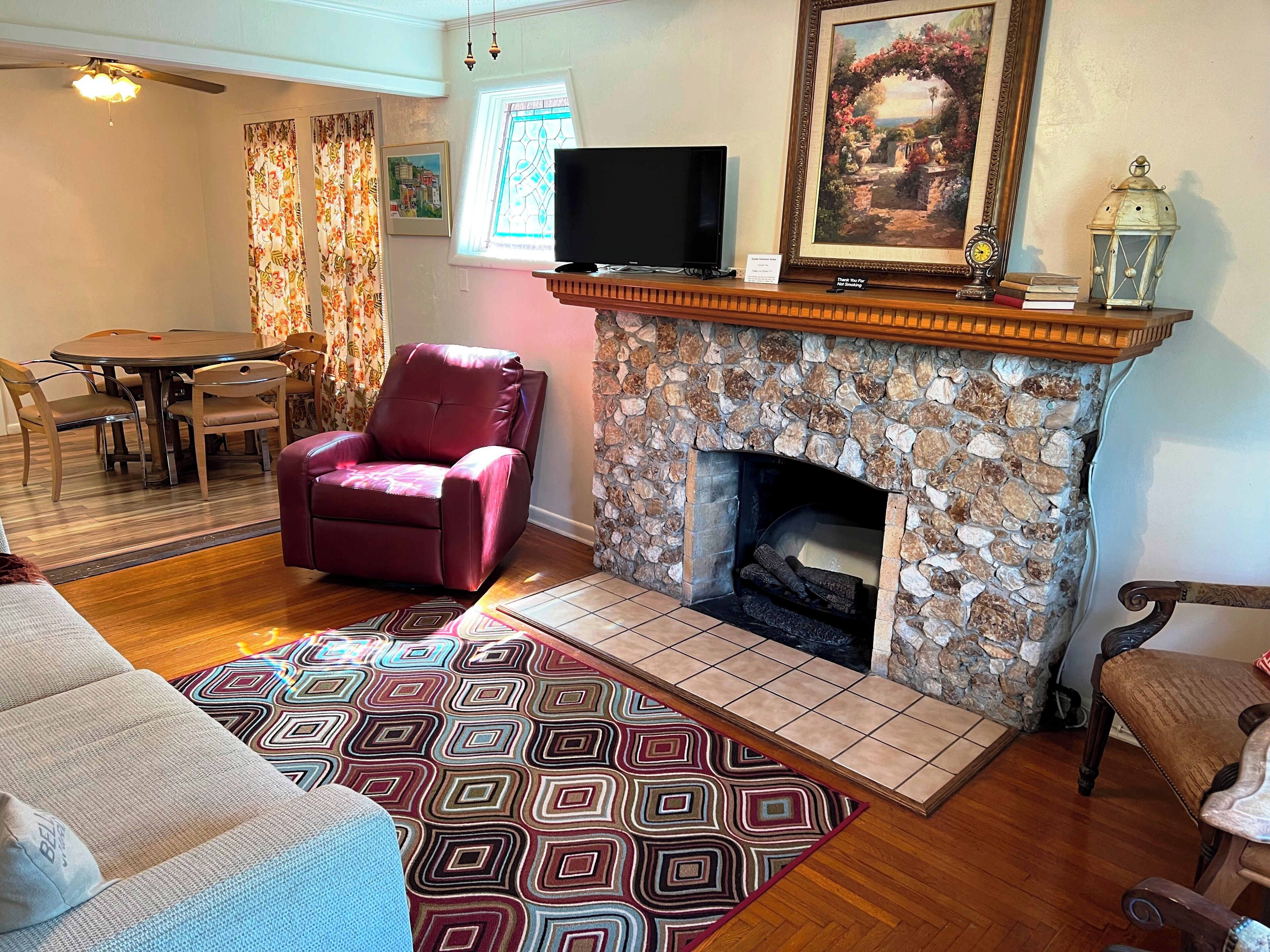 Smart TV, fireplace, stereo