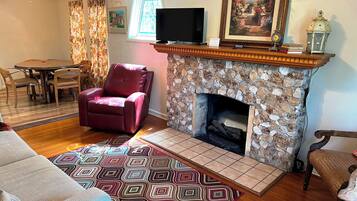 Smart TV, fireplace, stereo