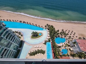 Pool - Luxury apartment on the beach with beautiful views (Puerto Vallarta)