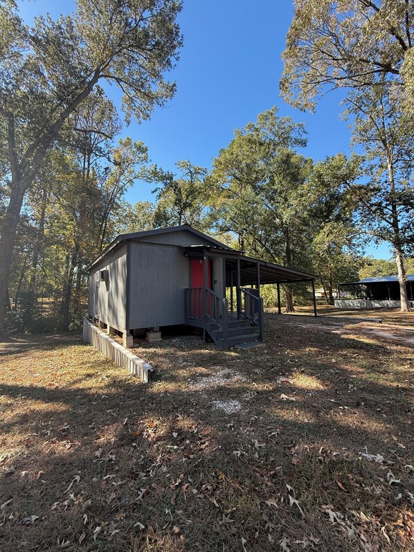Exterior - Cabin 2 - Cozy 1-bedroom cabin in Zavalla near Cassels-Boykins Boat Ramp (Zavalla)