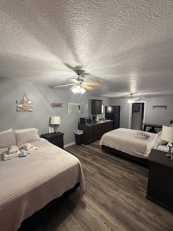 1 bedroom, WiFi, bed sheets. Cabin 2 - Cozy 1-bedroom cabin in Zavalla near Cassels-Boykins Boat Ramp