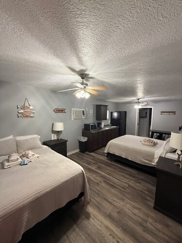 Cabin 2 - Cozy 1-bedroom cabin in Zavalla near Cassels-Boykins Boat Ramp