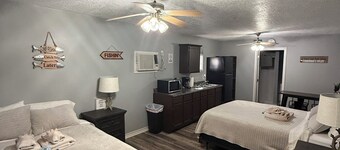 Cabin 2 - Cozy 1-bedroom cabin in Zavalla near Cassels-Boykins Boat Ramp