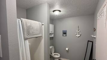 Toalhas de banho, sabonete, papel higiênico