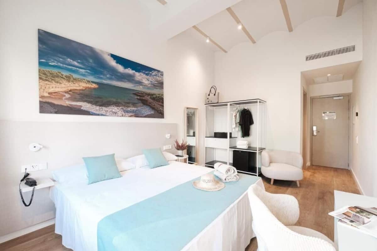 Standard Double Room | In-room safe, laptop workspace, blackout drapes, soundproofing