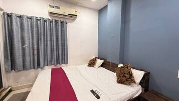 Deluxe Double Room, City View | In-room safe, blackout curtains, soundproofing, iron/ironing board