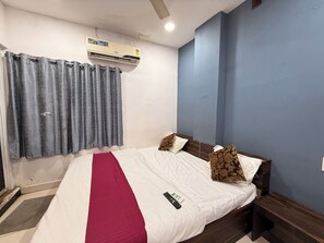 خزنة داخل الغرفة وستائر تعتيم وتجهيزات عازلة للصوت ومكواة/لوح كي