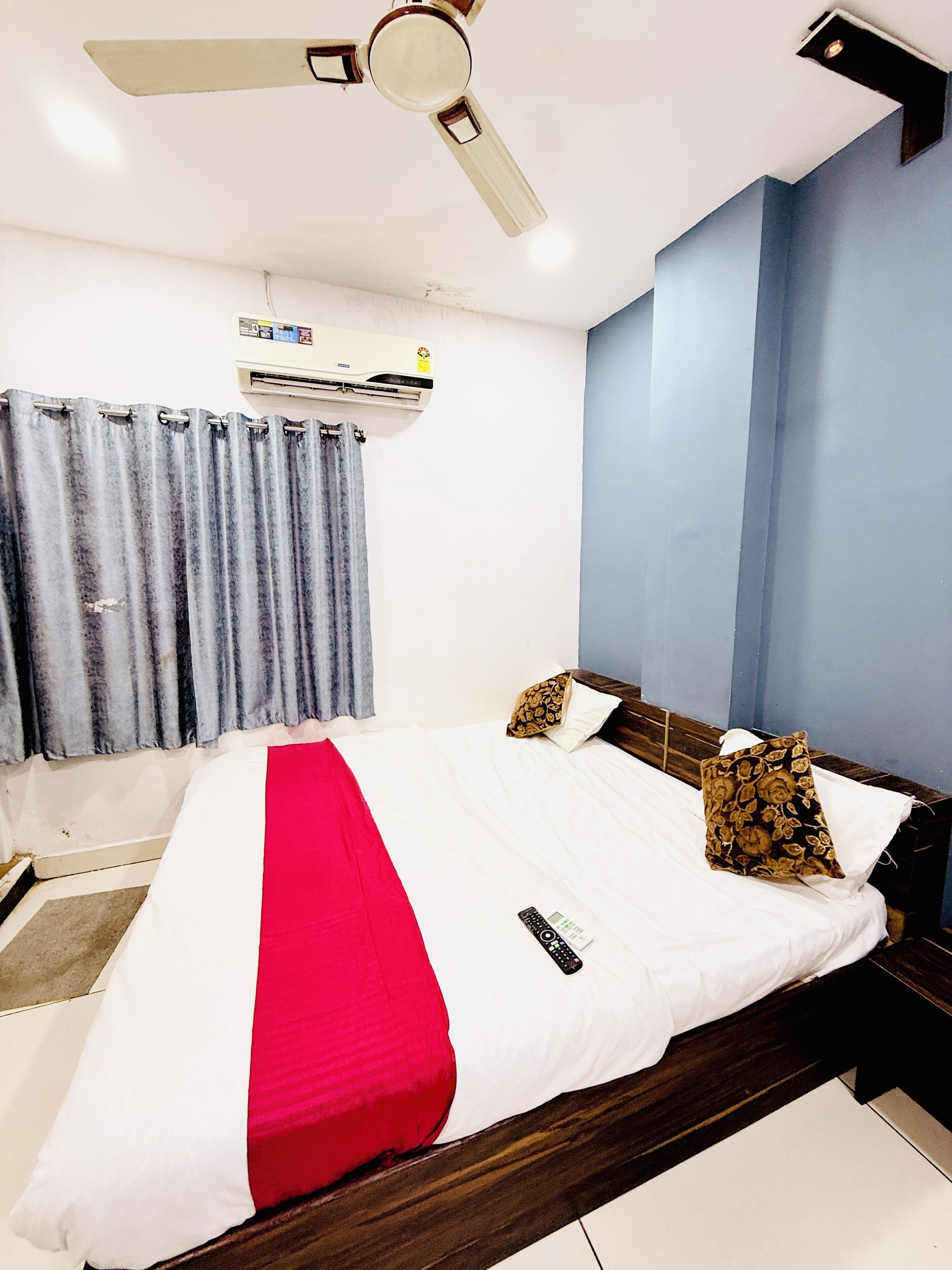 غرفة ديلوكس مزدوجة - منظر للمدينة | خزنة داخل الغرفة وستائر تعتيم وتجهيزات عازلة للصوت ومكواة/لوح كي