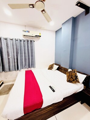 خزنة داخل الغرفة وستائر تعتيم وتجهيزات عازلة للصوت ومكواة/لوح كي