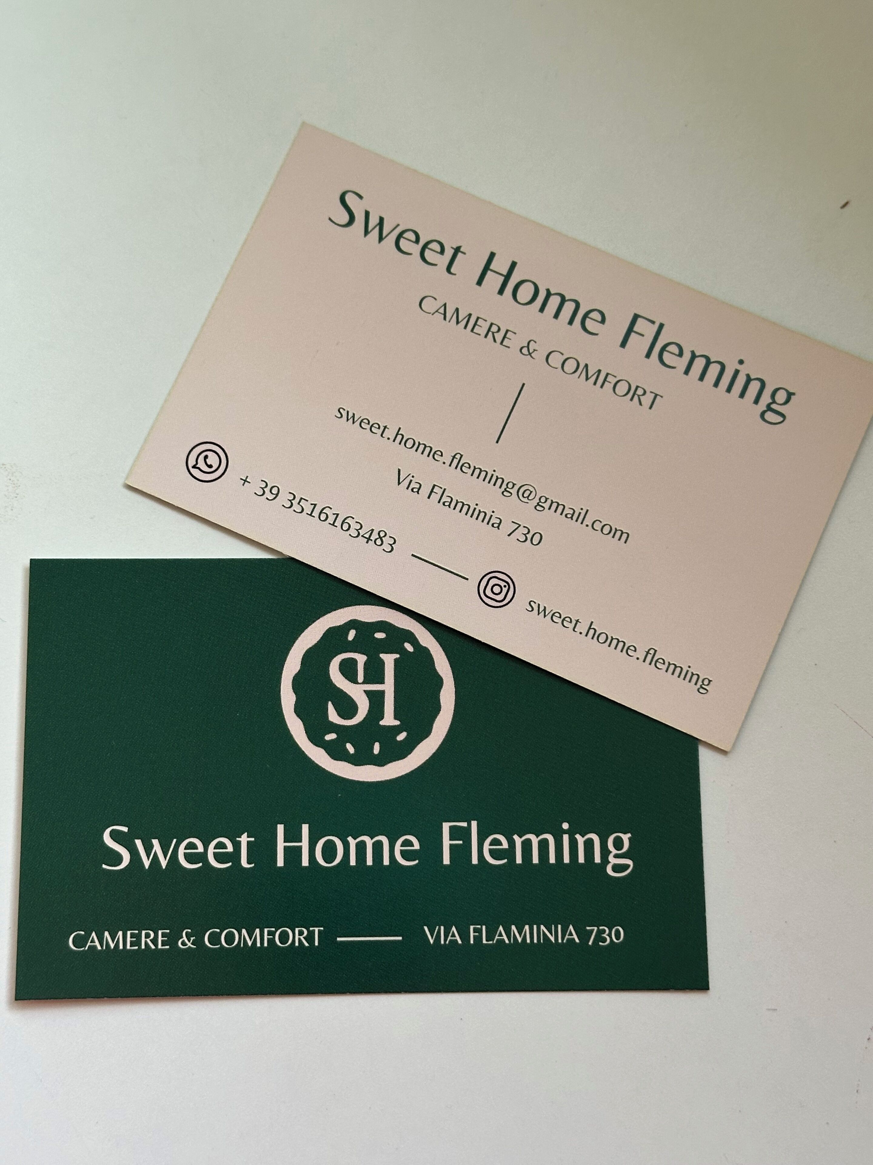 Twee visitekaartjes voor Sweet Home Fleming, met contactgegevens en een logo.