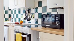 Jääkaappi, mikroaaltouuni, uuni, liesi