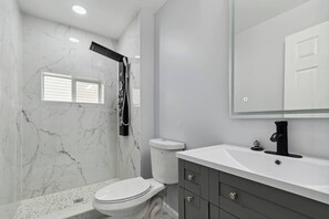 Shower, hair dryer, towels, soap - Top level of home near Capitol Hill/RFK sleeps 8 (Washington)