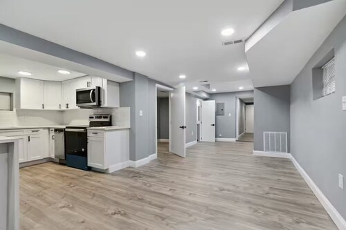 Lower level Private Suite Near Metro sleeps 6