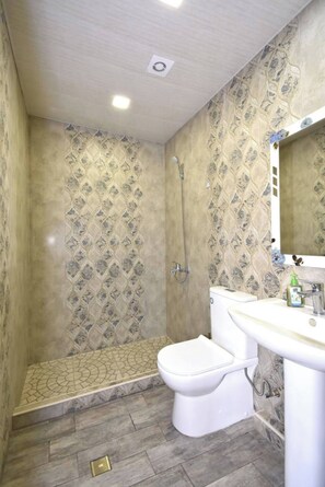 Haartrockner, Handtücher, Seife, Toilettenpapier