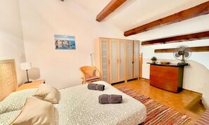 Iron/ironing board - Apartment in Le Brusc Near the Port (Six-Fours-les-Plages)