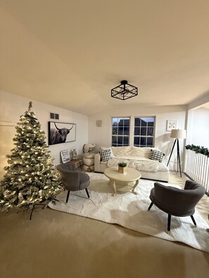 Living area - The Luxe Ledge 4bedroom 4bathroom home with scenic views (Peninsula)