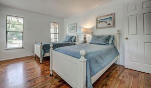 2 bedrooms, iron/ironing board, WiFi, bed sheets - Beautiful 2-bedroom home, heated pool, close to Downtown, Beaches in Venice FL (Venice)