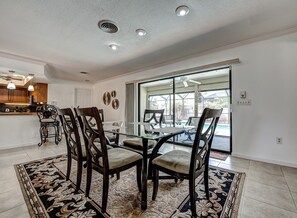 Dining - Beautiful 2-bedroom home, heated pool, close to Downtown, Beaches in Venice FL (Venice)